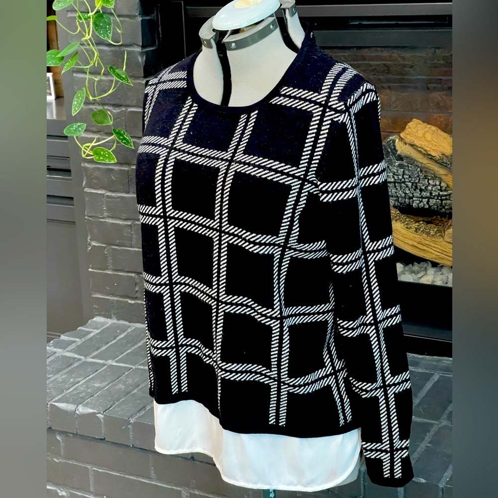 Women’s classic sweater black and white